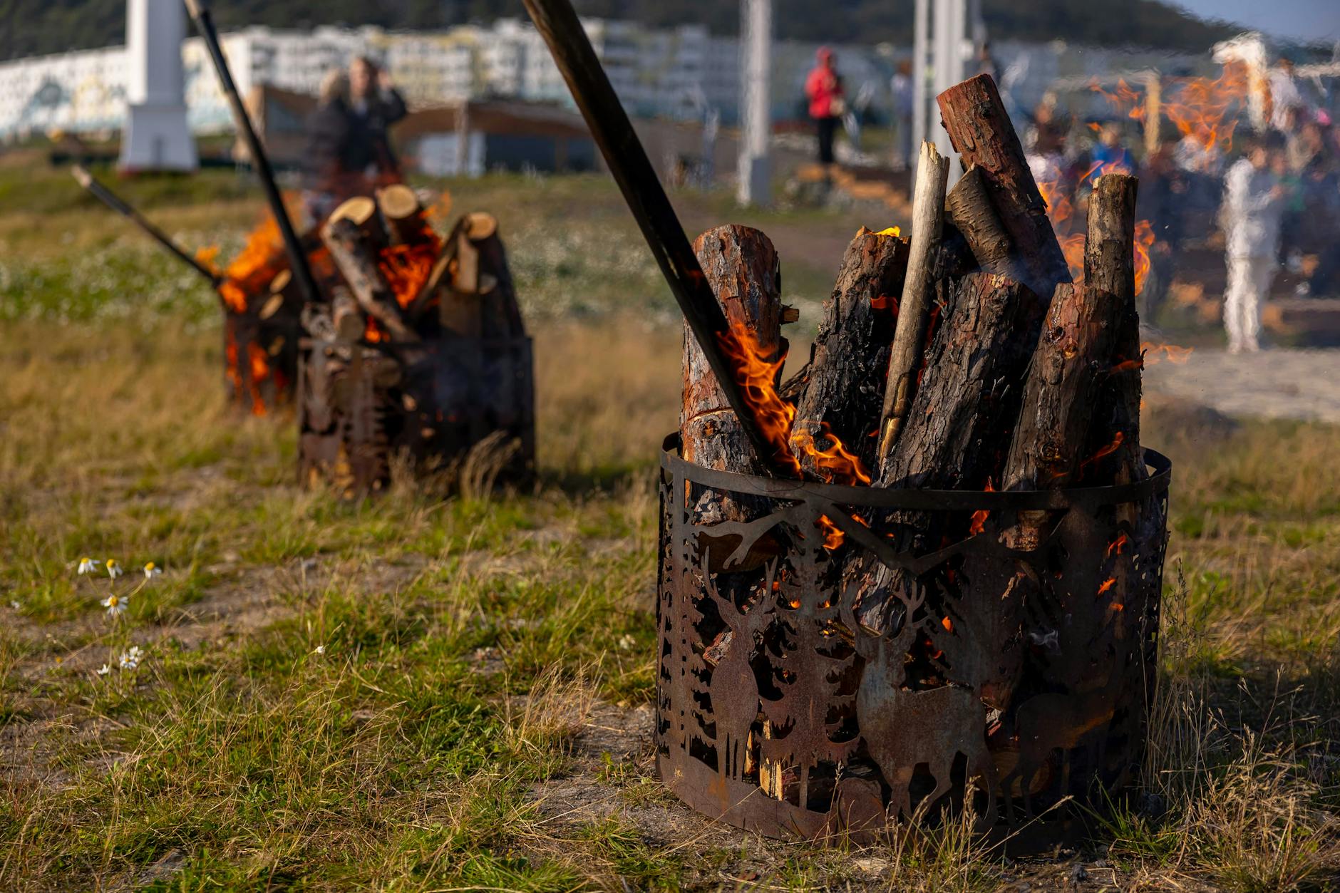 Ilustracja przedstawiająca kalendarz z zaznaczonym 30 kwietnia i symbol podatkowy.