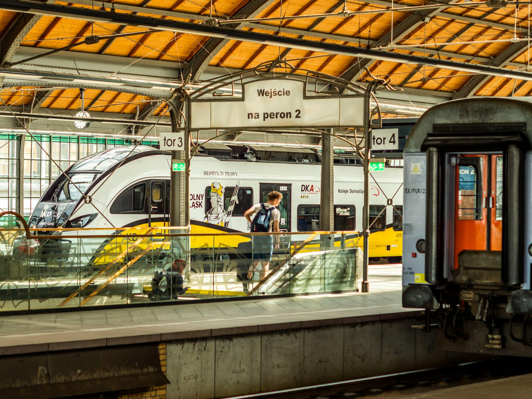 Podpisanie umów dotacyjnych na projekty turystyczne w Zduńskiej Woli, wspierające rozwój lokalnej gospodarki.