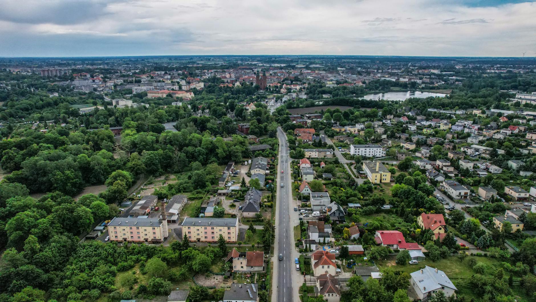 Panorama Zduńskiej Woli z widocznymi historycznymi i współczesnymi budynkami