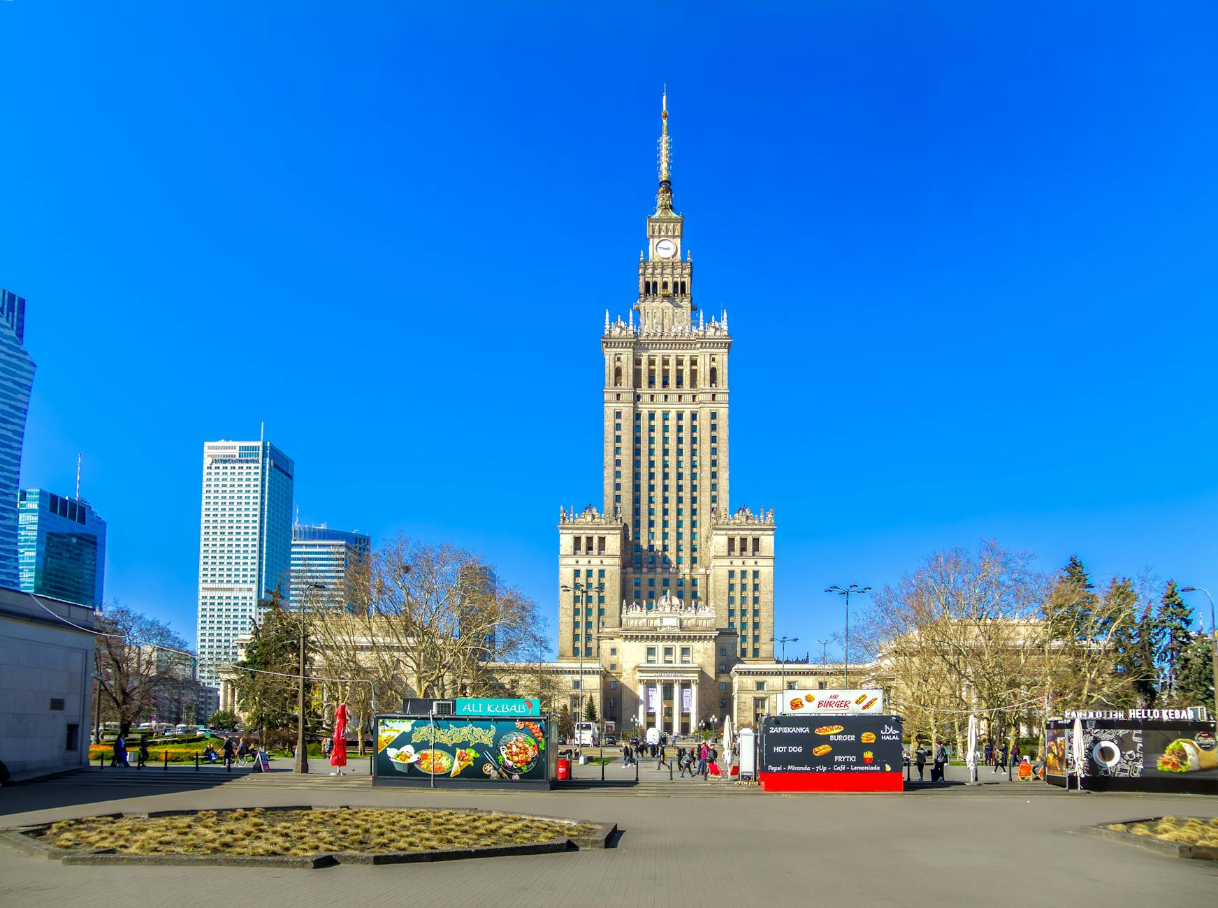 Grupa młodych ludzi tworzących sztukę uliczną w Zduńskiej Woli w ramach programu wsparcia kultury